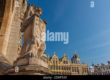 Grand Place Löwenstatue und Zunfthäuser Brüssel Belgien Stockfoto