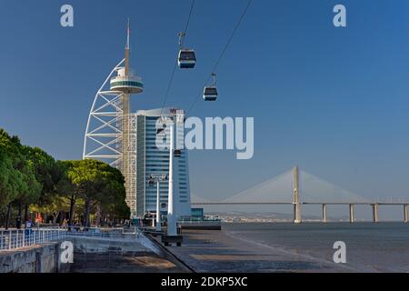 Vasco da Gama Turm und Seilbahn. Vasco da Gama Brücke, Parque das Nações Lissabon Portugal Stockfoto