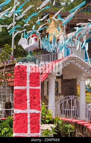 Alter Brunnen mit portugiesischem Hahn Emblem Fontainhas Viertel Panjim Tiswadi Goa Indien Stockfoto