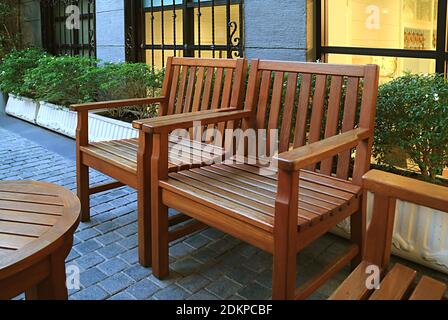 Leere Holzstühle im Garten Stockfoto