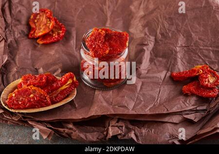 Fermentierte vegetarische Konserven Konzept. Eingelegte getrocknete Tomaten in einem Glas. Das Konzept der Konserven Stockfoto