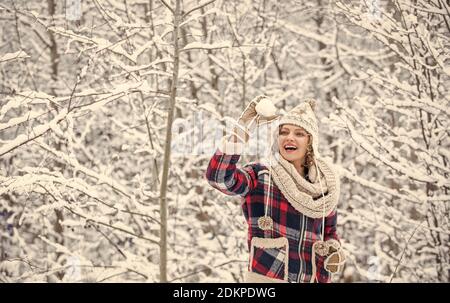 Ich kann nicht daran glauben. Schneeballurlaub am Wintertag. Schöne Frau in warmer Kleidung. Genießen Sie die Natur Winterzeit. Portrait der Frau im Winter. Fröhliche Mädchen im Freien. Freudige und energische Frau. Stockfoto