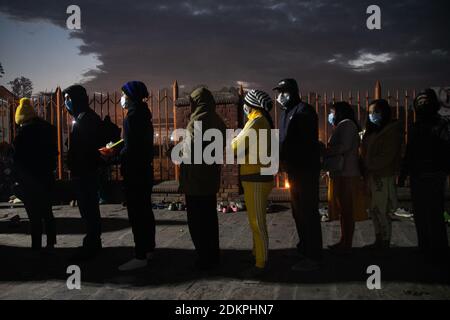 Kathmandu, Nepal. Dezember 2020. Nepalesische Anhänger, die Masken tragen, als vorbeugende Maßnahme gegen das Coronavirus warten in einer Reihe, um Rituale an Herrn Shiva am Pashupatinath Tempel durchzuführen.der Pashupatinath Tempel hat für die Anhänger durch die Annahme von Gesundheitssicherheitsprotokollen wieder geöffnet. Wegen des Coronavirus wurden seit dem 20. März 2020 Tempel für Anhänger geschlossen. Pashupatinath ist einer der vier wichtigsten und berühmtesten hinduistischen religiösen Tempel in Asien für Anhänger von Shiva. Kredit: SOPA Images Limited/Alamy Live Nachrichten Stockfoto