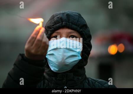 Kathmandu, Nepal. Dezember 2020. Ein nepalesischer Hindu-Mann, der eine Gesichtsmaske trägt, bietet Lord Shiva rituelle Gebete im Pashupatinath Tempel an.der Pashupatinath Tempel hat für die eifrigen Anhänger durch die Annahme von Gesundheitsprotokollen wieder geöffnet. Wegen des Coronavirus wurden seit dem 20. März 2020 Tempel für Anhänger geschlossen. Pashupatinath ist einer der vier wichtigsten und berühmtesten hinduistischen religiösen Tempel in Asien für Anhänger von Shiva. Kredit: SOPA Images Limited/Alamy Live Nachrichten Stockfoto