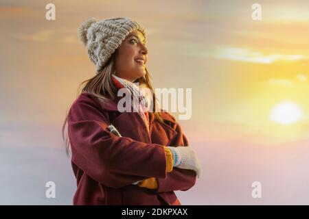 PORTRÄT EINER JUNGEN FRAU, DIE DIE WINTERSONNE GENIESST Stockfoto