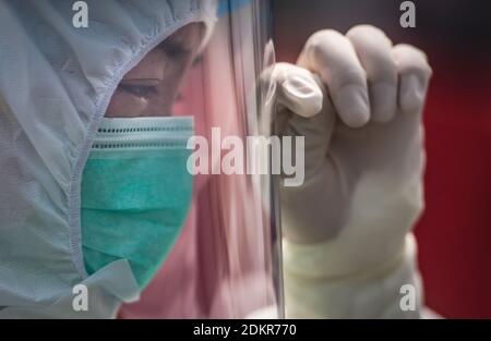 (201216) -- PEKING, 16. Dezember 2020 (Xinhua) -- die Ärztearbeiterin Ye Qing bricht in einem provisorischen Krankenhaus in Wuhan, der zentralchinesischen Provinz Hubei, in Tränen aus, 8. März 2020. Wenn man auf 2020 zurückblickt, gibt es immer ein paar warme Bilder und berührende Momente: Das Engagement an vorderster Front im Kampf gegen die Epidemie, die Beharrlichkeit auf dem Weg aus der Armut, der Mut, die Verantwortung auf dem Damm gegen die Flut zu übernehmen, die Freude und der Stolz beim Erreichen des Gipfels des Berges Qomolangma... Diese Menschen und Dinge berühren unsere Herzen und geben uns Wärme und Kraft. (Xinhua/Xiao Yijiu) Stockfoto