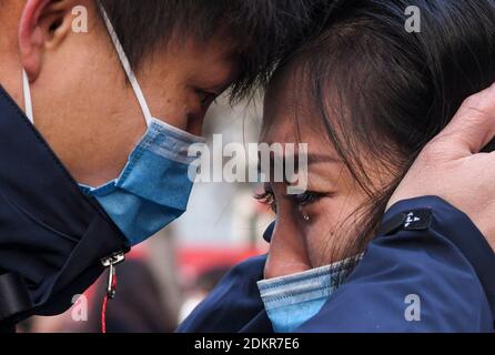 (201216) -- PEKING, 16. Dezember 2020 (Xinhua) -- Lyu Jun (L), ein Mitglied eines medizinischen Teams, das nach Wuhan in der Provinz Hubei aufbrach, sagt Auf Wiedersehen zu seiner Familie an der medizinischen Universität Xinjiang in Urumqi, nordwestlich der Autonomen Region Xinjiang Uygur, 28. Januar 2020. Wenn man auf 2020 zurückblickt, gibt es immer ein paar warme Bilder und berührende Momente: Das Engagement an vorderster Front im Kampf gegen die Epidemie, die Beharrlichkeit auf dem Weg aus der Armut, der Mut, die Verantwortung auf dem Damm gegen die Flut zu übernehmen, die Freude und der Stolz beim Erreichen des Gipfels des Berges Qomolangma... Diese Stockfoto