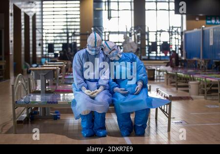 (201216) -- PEKING, 16. Dezember 2020 (Xinhua) -- Mitglieder des medizinischen Teams aus der nordwestlichen chinesischen Provinz Qinghai machen eine Pause, bevor das temporäre Krankenhaus Wuchang in Wuhan, der zentralchinesischen Provinz Hubei, am 10. März 2020 geschlossen wird. Wenn man auf 2020 zurückblickt, gibt es immer ein paar warme Bilder und berührende Momente: Das Engagement an vorderster Front im Kampf gegen die Epidemie, die Beharrlichkeit auf dem Weg aus der Armut, der Mut, die Verantwortung auf dem Damm gegen die Flut zu übernehmen, die Freude und der Stolz beim Erreichen des Gipfels des Berges Qomolangma... Diese Menschen und Dinge berühren unsere Stockfoto