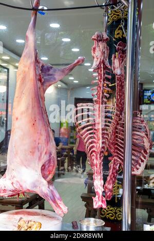 Frisches Lamm carcas und Skelett hängen zum Verkauf auf der Straße Lebensmittelgeschäft im muslimischen Viertel Xian Xi'an China Stockfoto