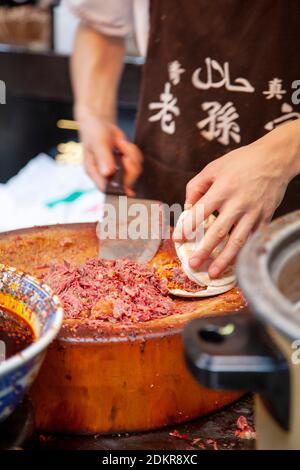 Hammelburger mit Pita Brot Brötchen bei Street Food Verkäufer im muslimischen Viertel Xian Xi'an China Stockfoto