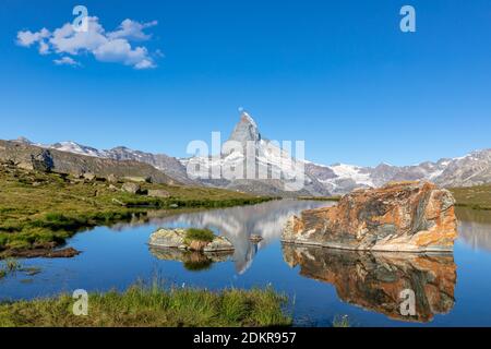 Matterhorn spiegelt sich im Stellisee, Zermatt, Wallis, Schweiz Stockfoto