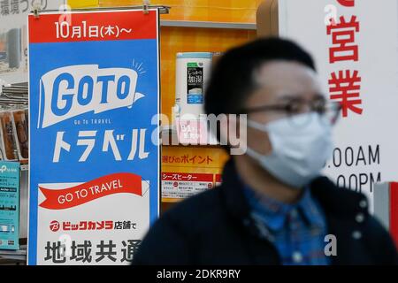 Tokio, Japan. Dezember 2020. Ein Schild der Go to Travel Kampagne ist auf dem Display vor einem elektronischen Geschäft in der Nähe von Ginza Bereich. Die japanische Regierung hat beschlossen, die Kampagne Go to Travel von Dezember 28 bis Januar 11 landesweit auszusetzen, um die Menschen zu schützen und die Ausbreitung des Virus zu verhindern. In Tokio wird aufgrund der hohen Zahl von Coronavirus-Fällen in der Hauptstadt ab Freitag (18. Dezember) der Inlandsreisezuschuss abgesetzt. Quelle: Rodrigo Reyes Marin/ZUMA Wire/Alamy Live News Stockfoto