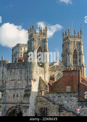 Bootham Bar St Leonards Place und York Minster Bell Towers im Herbstsonnenlicht. Stockfoto