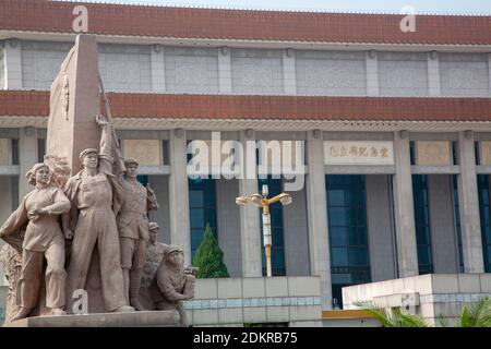 Statue der chinesischen Arbeiter vor dem Mausoleum des Vorsitzenden Mao Zedong Tiananmen Platz oder Tian'anmen Platz Stockfoto