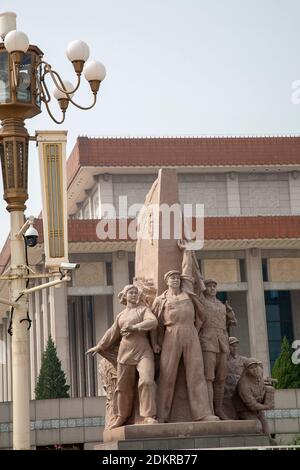 Statue der chinesischen Arbeiter vor dem Mausoleum des Vorsitzenden Mao Zedong Tiananmen Platz oder Tian'anmen Platz Stockfoto