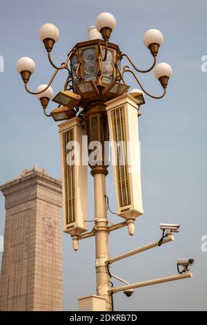 Kunstvolle Lampenstütze mit Überwachungskameras und Lautsprechern auf dem Platz des Himmlischen Friedens Platz oder Tian'anmen Platz Stockfoto