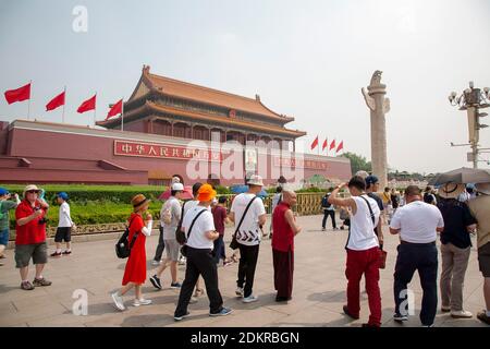 Touristen zu Fuß zum Tiananmen-Tor vom Platz des Himmlischen Friedens in Peking China Stockfoto