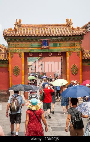 Touristen passieren Torbogen innerhalb der kaiserlichen Verbotenen Stadt Peking Stockfoto