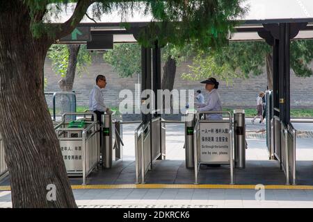 Sicherheitsleute am Eingang zum Himmelstempel Peking Stockfoto