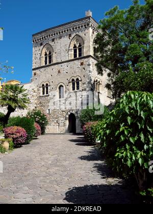 Mittelalterliche Architektur von Duchi di Santo Stefano Palast in Taormina Altstadt von Sizilien Reisen Wahrzeichen des Tourismus Stockfoto