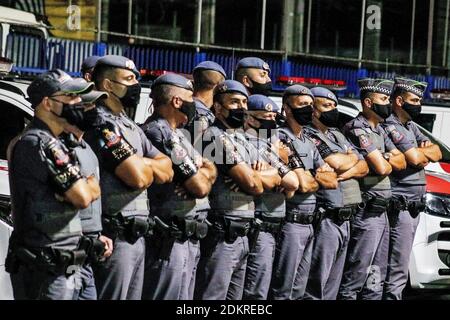 Guarulhos, Sao Paulo, Brasilien. Dezember 2020. (INT) Militärpolizei führen Bankdiebstahltraining in Guarulhos durch. 15. Dezember 2020, Guarulhos, Sao Paulo, Brasilien: Polizeiteams des 15. Polizeibataillons und des 4. Stoßbataillons führten Bankraubtraining in der Region Taboao, in Praca 8 de Dezembro, in Guarulhos - Sao Paulo durch. Die Ausbildung beinhaltete Schusswaffen und Explosionen, kontrolliert und mit Unterstützung von Resgate, SAMU, Zivilschutz und Verkehrspersanten. Die Straßen und Alleen in der Nähe der Region wurden gesperrt.Quelle: Fepesil/Thenews2 (Bild: © Fepesil/Th Stockfoto