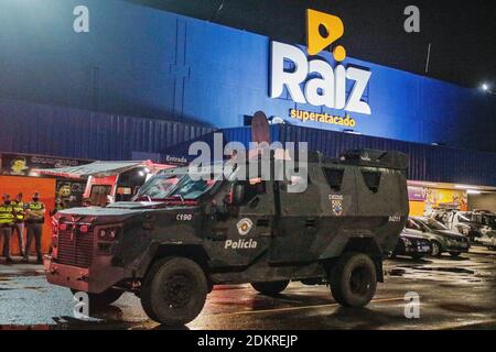 Guarulhos, Sao Paulo, Brasilien. Dezember 2020. (INT) Militärpolizei führen Bankdiebstahltraining in Guarulhos durch. 15. Dezember 2020, Guarulhos, Sao Paulo, Brasilien: Polizeiteams des 15. Polizeibataillons und des 4. Stoßbataillons führten Bankraubtraining in der Region Taboao, in Praca 8 de Dezembro, in Guarulhos - Sao Paulo durch. Die Ausbildung beinhaltete Schusswaffen und Explosionen, kontrolliert und mit Unterstützung von Resgate, SAMU, Zivilschutz und Verkehrspersanten. Die Straßen und Alleen in der Nähe der Region wurden gesperrt.Quelle: Fepesil/Thenews2 (Bild: © Fepesil/Th Stockfoto