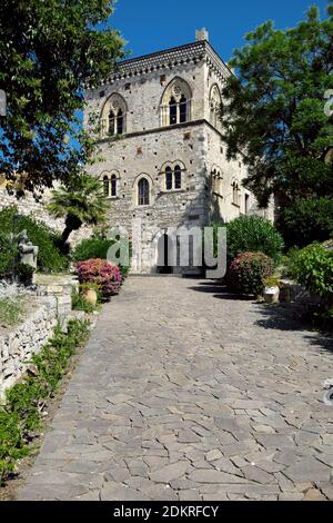 Mittelalterliche Architektur von Duchi di Santo Stefano Palast in Taormina Altstadt von Sizilien Reisen Wahrzeichen des Tourismus Stockfoto