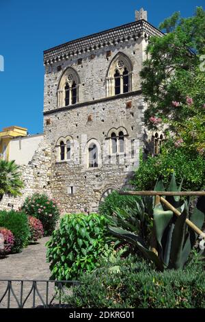 Mittelalterliche Architektur von Duchi di Santo Stefano Palast in Taormina Altstadt von Sizilien Reisen Wahrzeichen des Tourismus Stockfoto