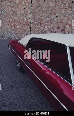 Chevrolet caprice Classic Coupé 1973 Rot und Weiß Thema , Teheran 2020 Stockfoto