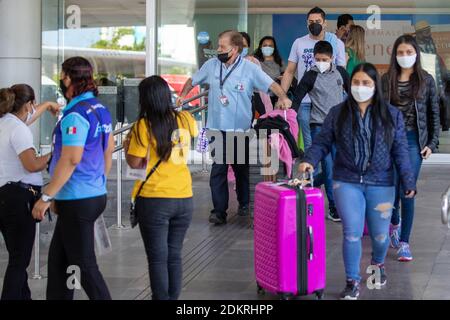 Nicht exklusiv: CANCUN, MEXIKO - DEZEMBER 15: Hector Bravo helfen einem Fluggast mit Gepäck, der gerade am Flughafen Cancun angekommen ist. Hector hat für Stockfoto