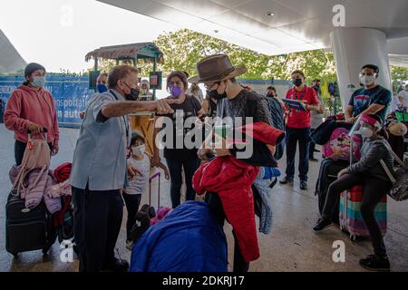 Nicht exklusiv: CANCUN, MEXIKO - DEZEMBER 15: Hector Bravo helfen einem Fluggast mit Gepäck, der gerade am Flughafen Cancun angekommen ist. Hector hat für Stockfoto