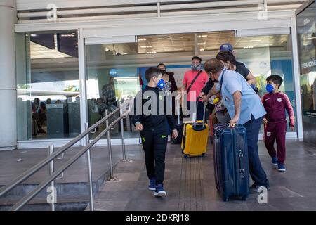 Nicht exklusiv: CANCUN, MEXIKO - DEZEMBER 15: Hector Bravo helfen einem Fluggast mit Gepäck, der gerade am Flughafen Cancun angekommen ist. Hector hat für Stockfoto