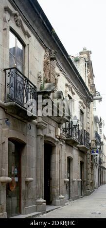 Spanien, Galicien, Provinz Lugo, Viveiro. Fassade des 'Casa dos Leóns' (Haus der Löwen). Bekannt unter diesem Namen wegen der zwei Löwen, die das Wappen an der Haupttür halten. Die Fassade ist das einzige Element, das von einem alten Pazo, im Stil der Spätrenaissance aus dem 17. Jahrhundert bleibt. Stockfoto