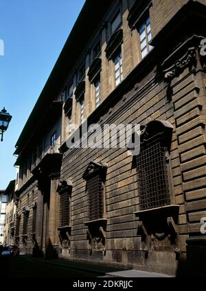 Italien, Toskana, Florenz. Palazzo Nonfinito (Unvollendeter Palast). Manieristischer Stil. Bernardo Buontalenti entwarf es 1593 für die Familie Strozzi. Er baute nur den Hof und den ersten Stock. Weitere Konstrukzion wurde später von verschiedenen Architekten hinzugefügt. Es beherbergt die Abteilung Anthropologie und Ethnologie des Naturhistorischen Museums von Florenz (Nationales Museum der Menschheit). Fassade. Stockfoto