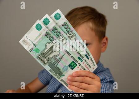 Das Kind erhielt Geld vom Staat während des Coronavirus Punkt Stockfoto