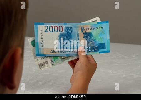 Das Kind erhielt Geld vom Staat während des Coronavirus Punkt Stockfoto
