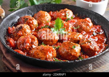 Hackfleischbällchen mit Tomatensauce in der Pfanne, Nahaufnahme Stockfoto