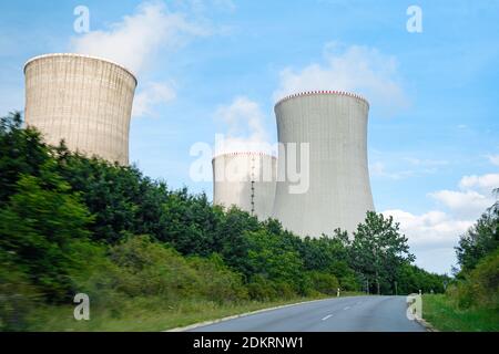 Drei Schornsteine des Kernkraftwerks in der Nähe der Straße. Stockfoto