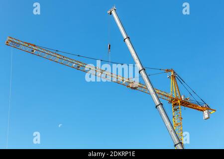 Assembly of a construction crane in sunny day Stockfoto