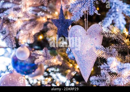 Vorlage der Weihnachtskarte. Urlaub Hintergrund mit Stern Herz Tannenbaum Zweige Weihnachten Spielzeug. Stockfoto