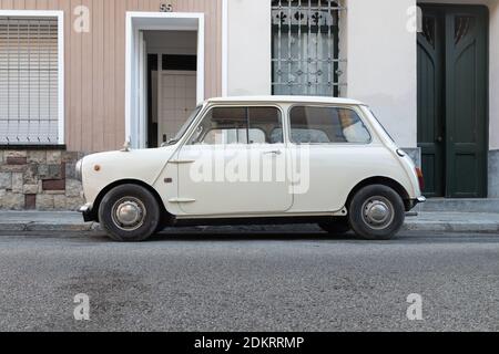 SABADELL, SPANIEN, 26. NOVEMBER 2020: Mark I Rover Mini Cooper 1000 AUTHI (aka Morris Mini oder Austin Mini) Stockfoto