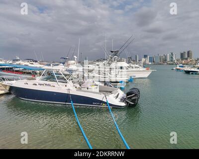 Luanda/Angola - 11/21/2020: Blick auf die Marina und die Innenstadt von Luanda, Bucht von Luanda, marginale und zentrale Gebäude, in Angola Stockfoto