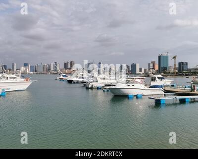 Luanda/Angola - 11/21/2020: Luanda/Angola - 11/21/2020: Blick auf die Marina und die Innenstadt von Luanda, Bucht von Luanda, marginale und zentrale Gebäude, in Ango Stockfoto