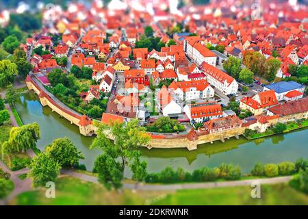 Luftaufnahme von Weißenburg bei gutem Wetter Stockfoto