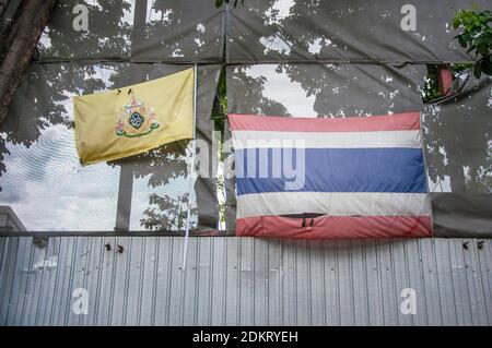 Bangkok, Thailand. August 2001. Eine Nationalflagge Thailands und die königliche Flagge von König Rama X sind auf einer Blechwand zu sehen. Kredit: Peerapon Boonyakiat/SOPA Images/ZUMA Wire/Alamy Live Nachrichten Stockfoto