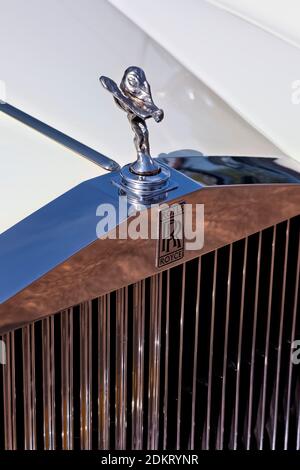 Rolls Royce Frontgrill mit Abzeichen und Geist der Ekstase Ornament Stockfoto