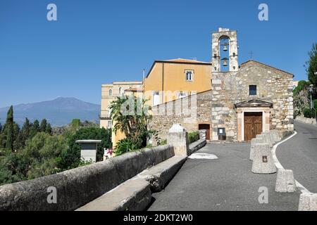 In Taormina Altstadt San Michele Arcangelo Kirche, von Sizilien Religion und Kultur Beweise, auf Hintergrund Ätna Berg Stockfoto