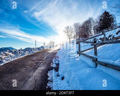 Alpine Straße in einem Wintermorgen Stockfoto