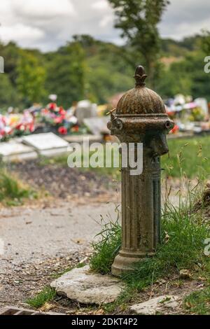 Antiker Wasserhydrant aus Gusseisen auf dem Hollybrook Cemetery im Bezirk Shirley in Southampton, Hampshire, England, Großbritannien Stockfoto