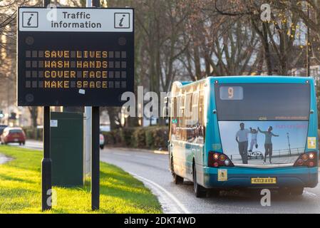 Southend on Sea, Essex, Großbritannien. Dezember 2020. Zusammen mit London haben einige Gebiete von Essex nach Mitternacht den Status „Very High Alert“ der Stufe 3 erreicht. Vor der zweiten Sperre hatte sich die einheitliche Behörde von Southend on Sea entschieden, in Tier 1 zu bleiben, während die umliegenden Gebiete von Essex in Tier 2 übergingen, aber dieses Mal wurde der Bezirk in Tier 3 platziert. Die Leute trainieren entlang der Strandpromenade der Stadt und machen ihren Weg zur Arbeit oder zum Einkaufen. Der Verkehr bleibt ausgelastet. Strandkneipen und Spielhallen sind geschlossen. Kredit: Avpics/Alamy Live Nachrichten Stockfoto